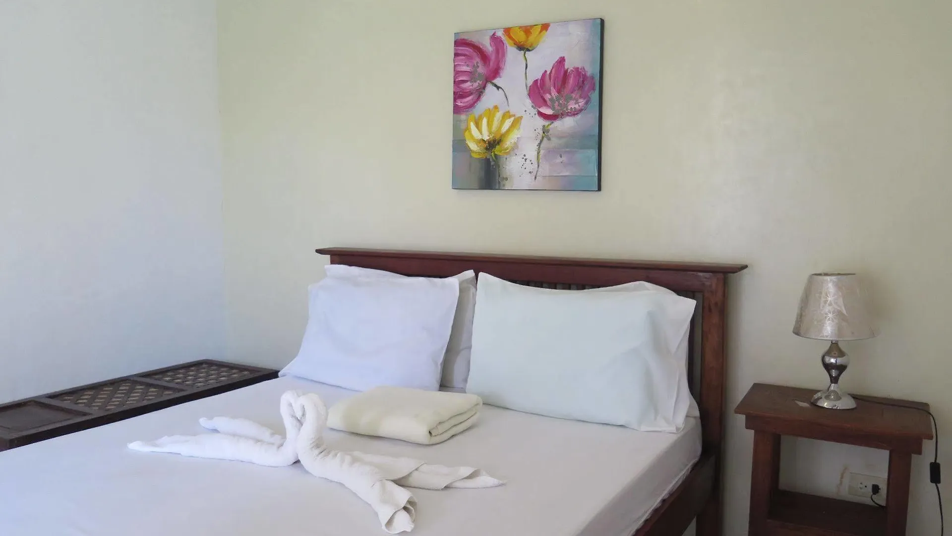 אורחן Panglao Palms Apartelle